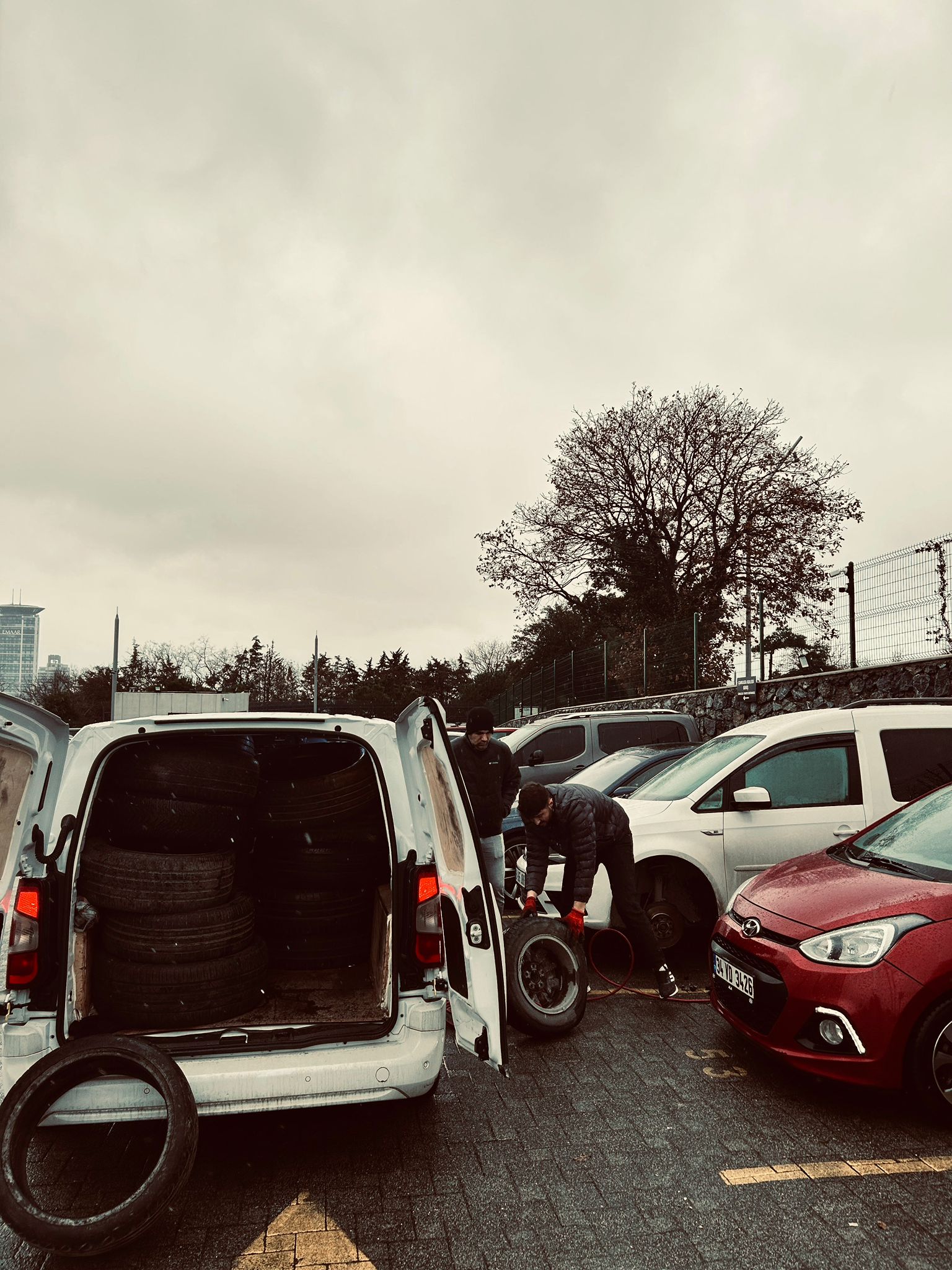 Acil patlak lastik tamiri